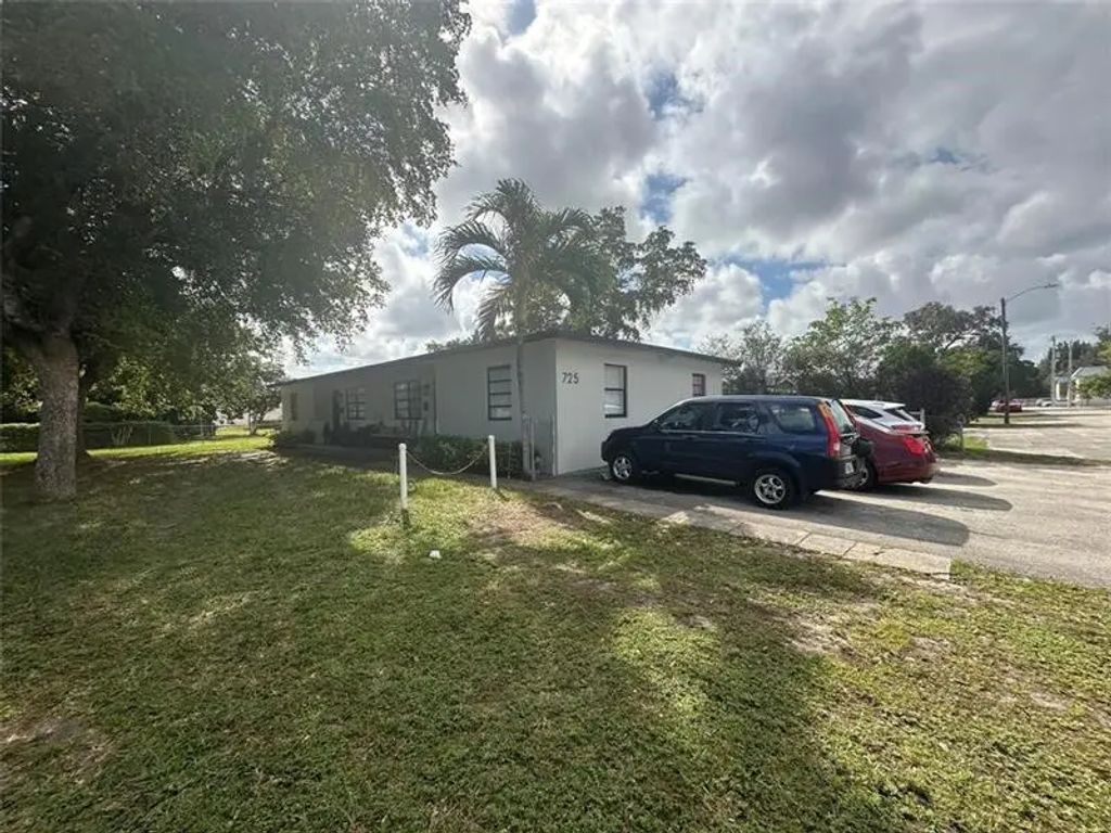 725 Nw 1st Ct, Hallandale Beach