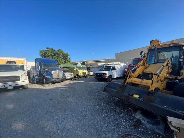 2 of 5 - 16951 Nw 4th Ave, North Miami Beach, FL