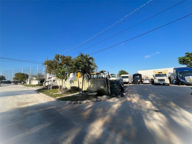 3 of 5 - 16951 Nw 4th Ave, North Miami Beach, FL