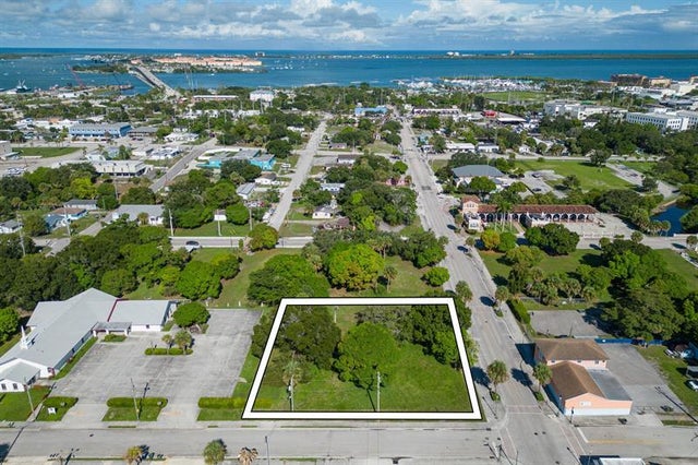 1 of 7 - 822 Avenue D, Fort Pierce, FL