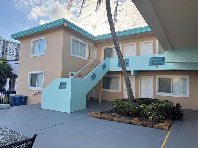 1 of 32 - 323 Monroe St, Hollywood, FL