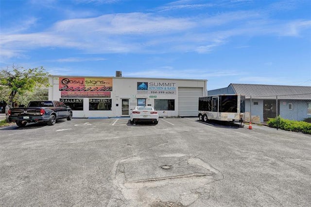 2 of 27 - 4840 N Dixie Hwy, Oakland Park, FL