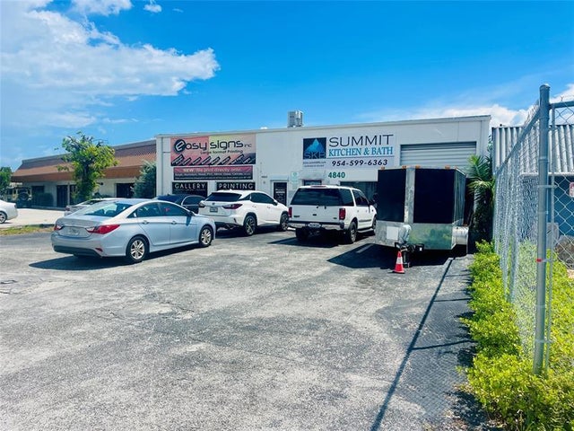 3 of 27 - 4840 N Dixie Hwy, Oakland Park, FL