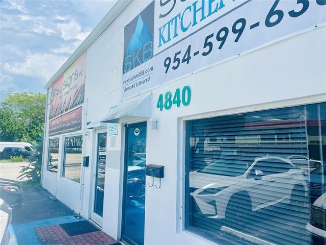 5 of 27 - 4840 N Dixie Hwy, Oakland Park, FL