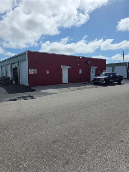 3 of 12 - 4800 Ne 11th Ave, Oakland Park, FL