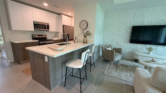 3 of 17 - 2526 Pierce Street 4, Hollywood, FL