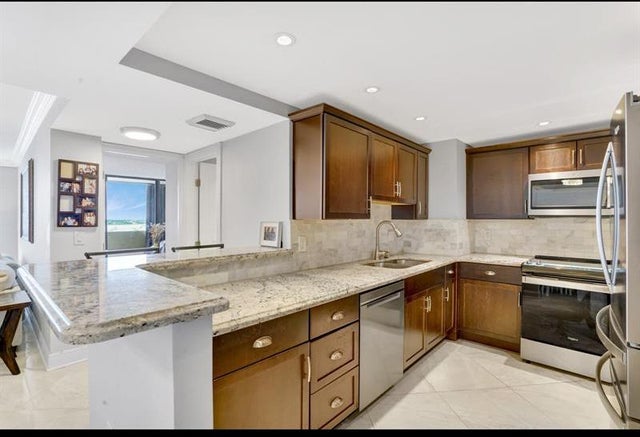 4 of 26 - 5200 N Flagler Dr 802, West Palm Beach, FL