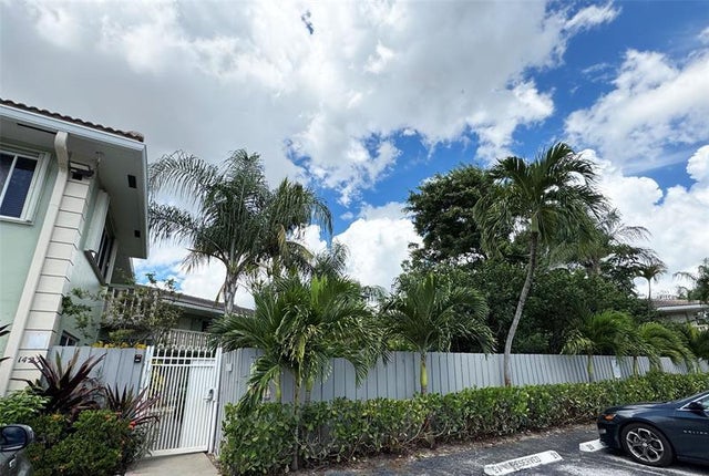 1 of 17 - 1423 Holly Heights Dr 13, Fort Lauderdale, FL