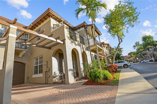 2 of 34 - 6927 Julia Gardens Dr, Coconut Creek, FL