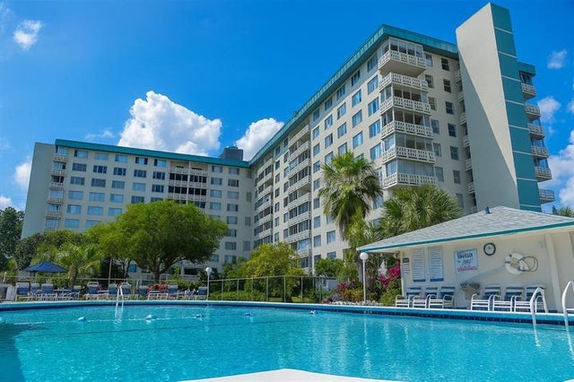 1 of 25 - 4330 Hillcrest Dr 311, Hollywood, FL