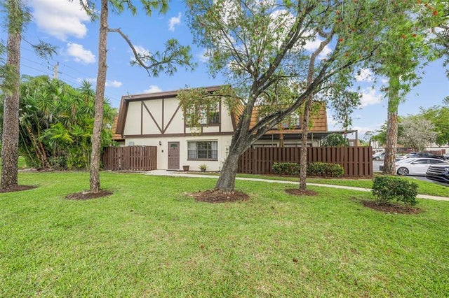 2 of 28 - 100 Weybridge Cir D, Royal Palm Beach, FL