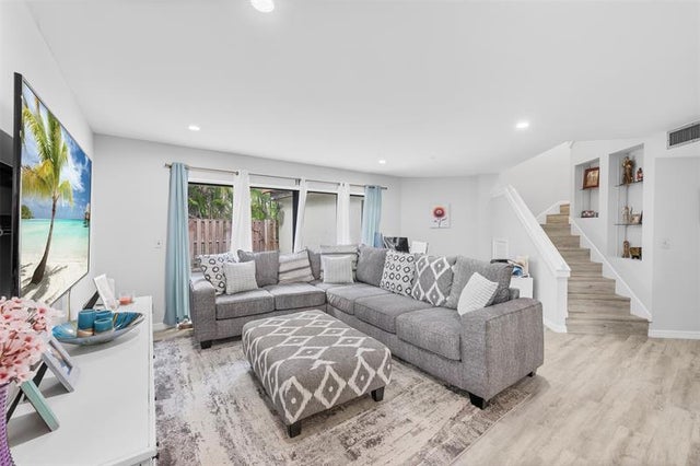 4 of 28 - 100 Weybridge Cir D, Royal Palm Beach, FL