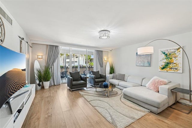 4 of 18 - 711 N Birch Rd 105, Fort Lauderdale, FL