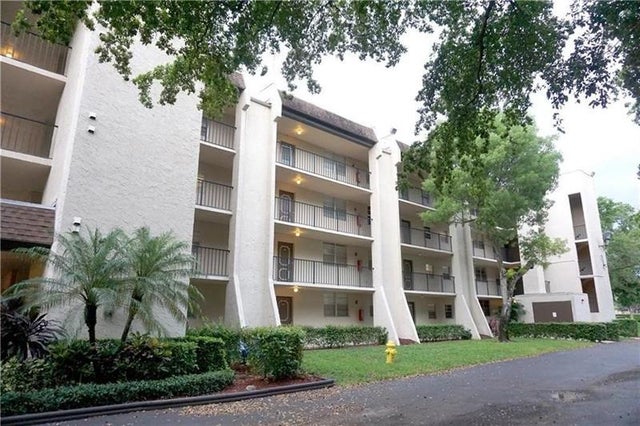 1 of 10 - 9410 Poinciana Pl 303, Davie, FL