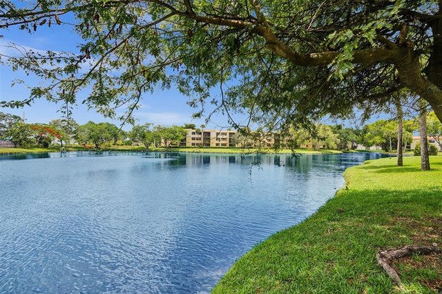 2 of 33 - 374 Lakeview Dr 203, Weston, FL