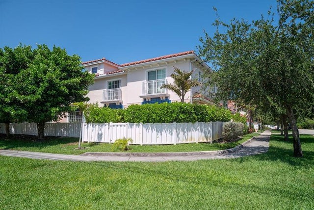 2 of 20 - 2325 Se 5th St, Pompano Beach, FL