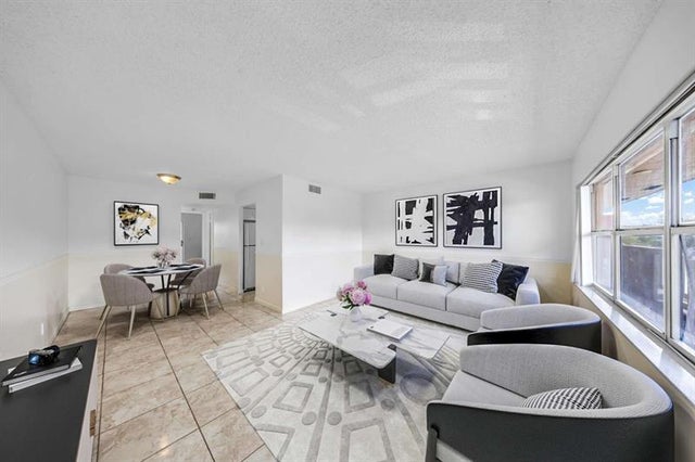 3 of 22 - 9101 Sunrise Lakes Blvd 216, Sunrise, FL
