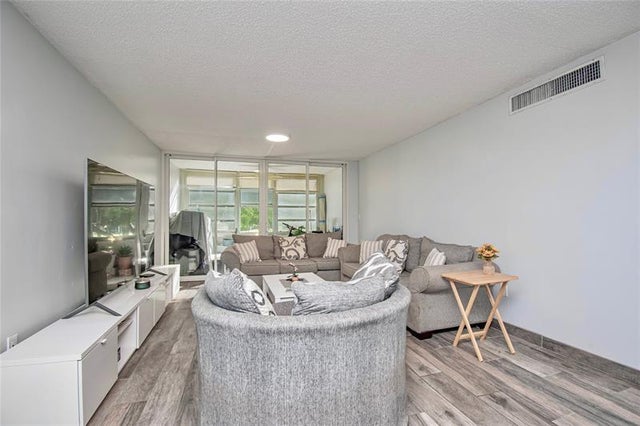 4 of 21 - 9410 Tangerine Pl 207, Davie, FL