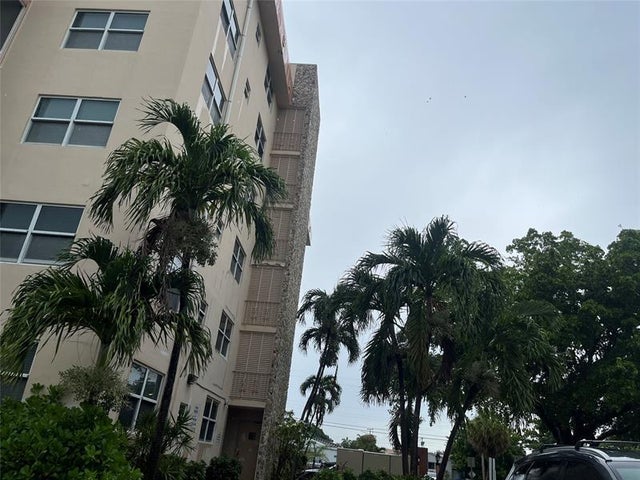 2 of 7 - 1830 Dixieanna St 303, Hollywood, FL