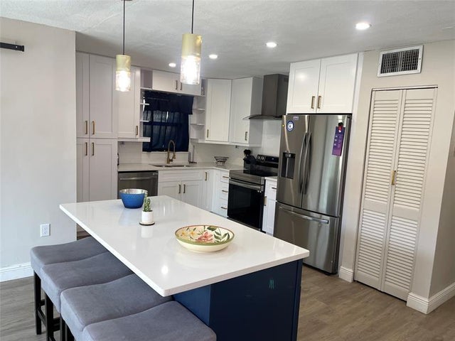 5 of 30 - 4000 Del Rio Way, Fort Lauderdale, FL