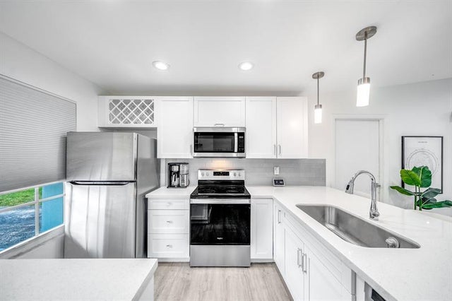 1 of 28 - 420 Lakewood Cir B, Pompano Beach, FL