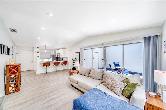 2 of 28 - 420 Lakewood Cir B, Pompano Beach, FL