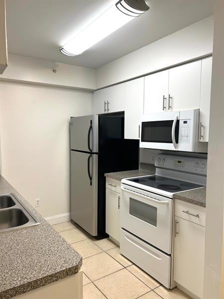 1 of 16 - 450 S Park Rd 5-104, Hollywood, FL