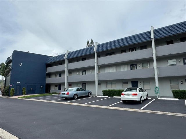 7797 Golf Circle Dr 304, Margate