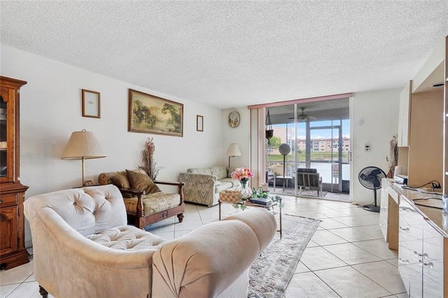 4 of 12 - 9221 Sunrise Lakes Blvd 109, Sunrise, FL