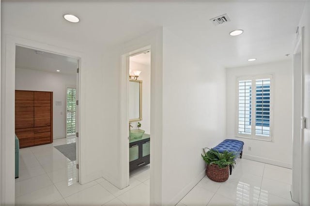 4 of 33 - 347 Oak St B1, Hollywood, FL