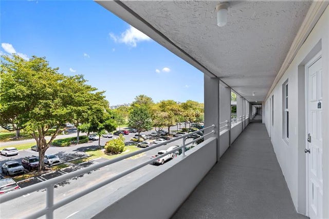 5 of 28 - 575 Oaks Ln 403, Pompano Beach, FL