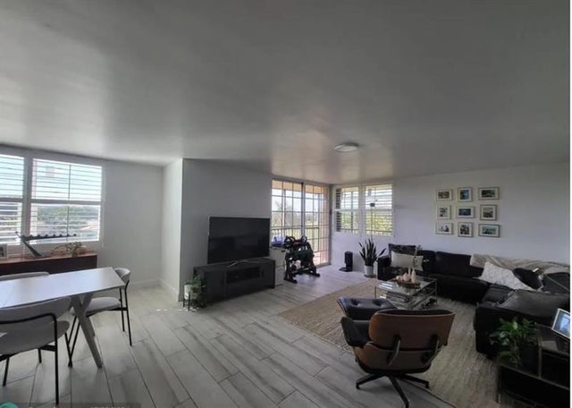 1 of 26 - 3800 N Hills Dr 416, Hollywood, FL