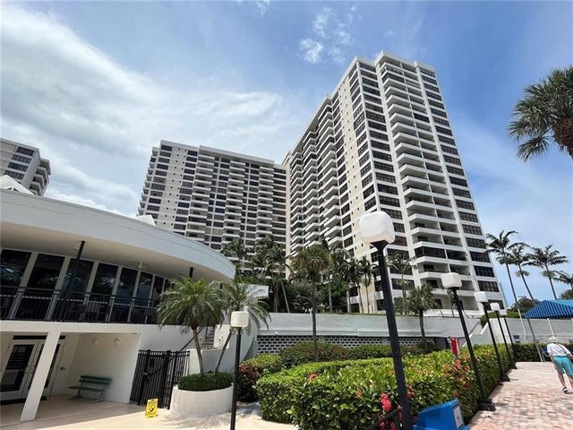 1 of 37 - 2500 Parkview Dr 1618, Hallandale, FL