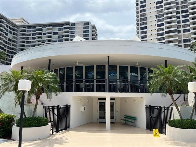 2 of 37 - 2500 Parkview Dr 1618, Hallandale, FL
