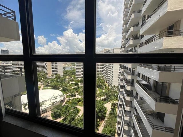 4 of 37 - 2500 Parkview Dr 1618, Hallandale, FL
