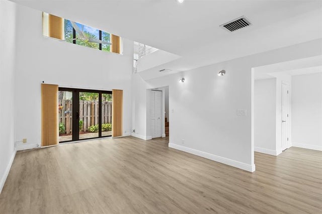 4 of 30 - 360 City View Dr, Fort Lauderdale, FL