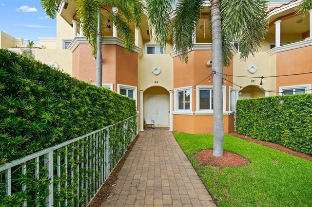 2 of 29 - 919 Ne 17th Way, Fort Lauderdale, FL