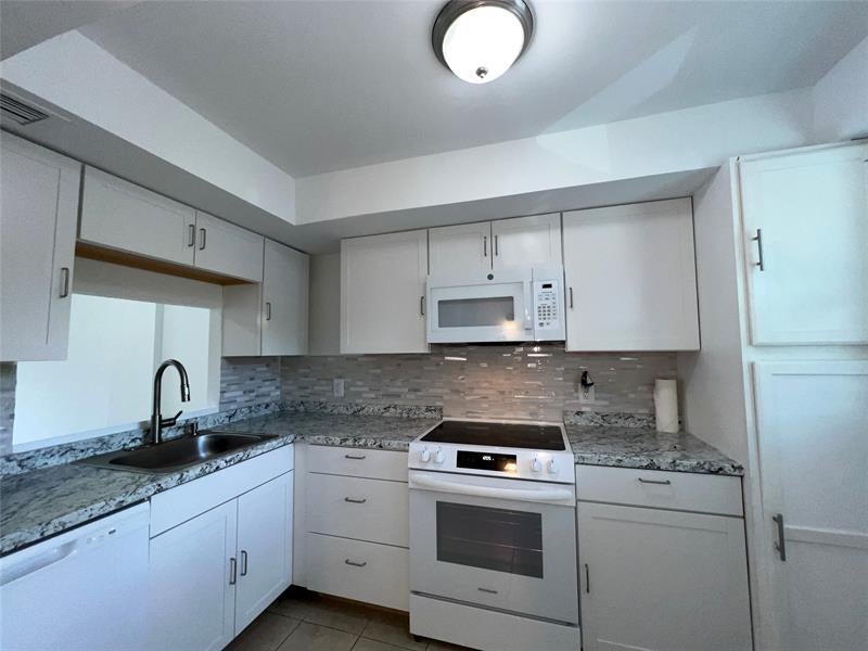 117 Royal Park Drive 2a, Oakland Park