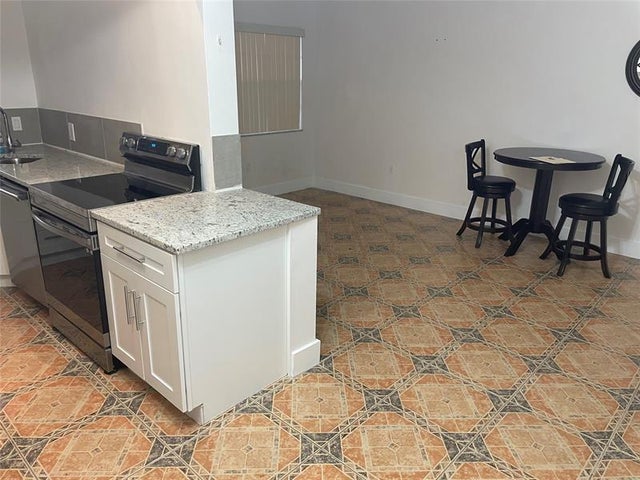 4 of 12 - 1840 Dewey St 102, Hollywood, FL