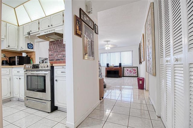 5 of 49 - 2300 Park Ln 311, Hollywood, FL