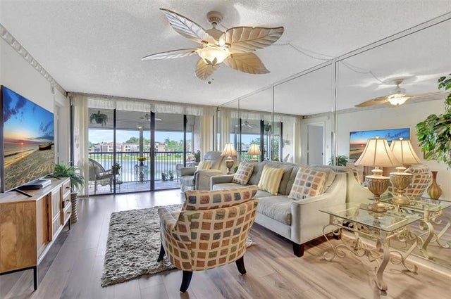 1 of 49 - 6033 Coral Lake Dr 6033, Margate, FL