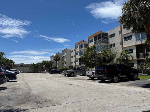 1 of 7 - 4042 Nw 19th St 402, Lauderhill, FL