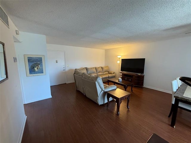 3 of 7 - 4042 Nw 19th St 402, Lauderhill, FL