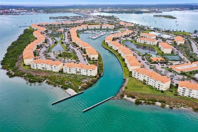 1 of 50 - 7 Harbour Isle Dr Ph04, Fort Pierce, FL