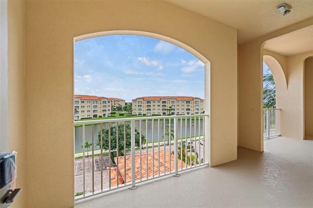 4 of 50 - 7 Harbour Isle Dr Ph04, Fort Pierce, FL