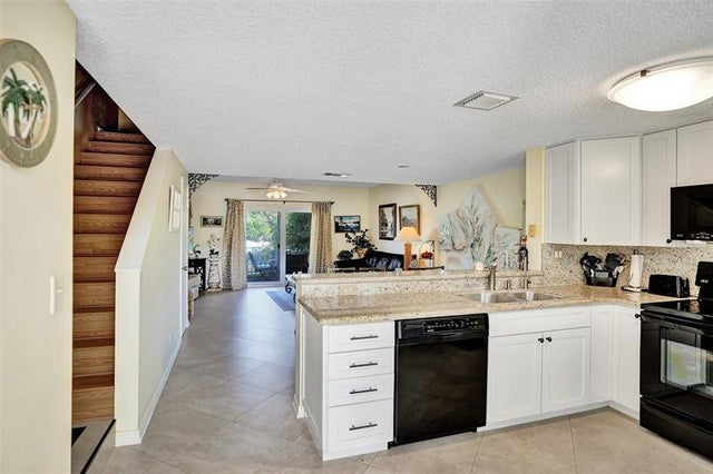 3 of 38 - 2563 Ne 15th St 2563, Pompano Beach, FL