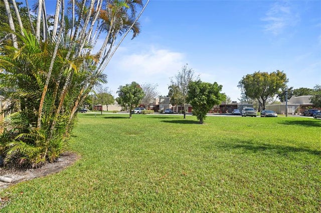 4 of 39 - 1111 Windward Dr, Pembroke Pines, FL