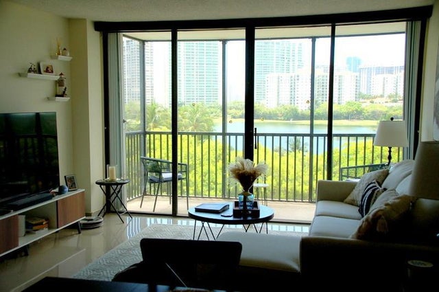 4 of 32 - 3475 N Country Club Dr 710, Miami, FL