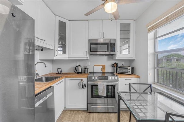 1 of 24 - 3000 Nw 48th Ter 423, Lauderdale Lakes, FL