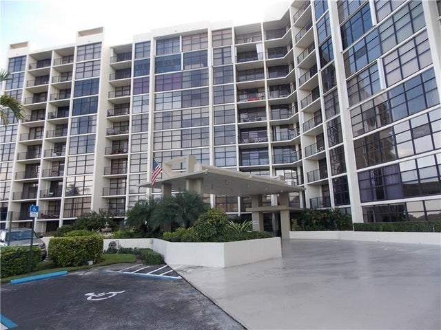 2 of 41 - 600 Parkview Dr 531, Hallandale, FL